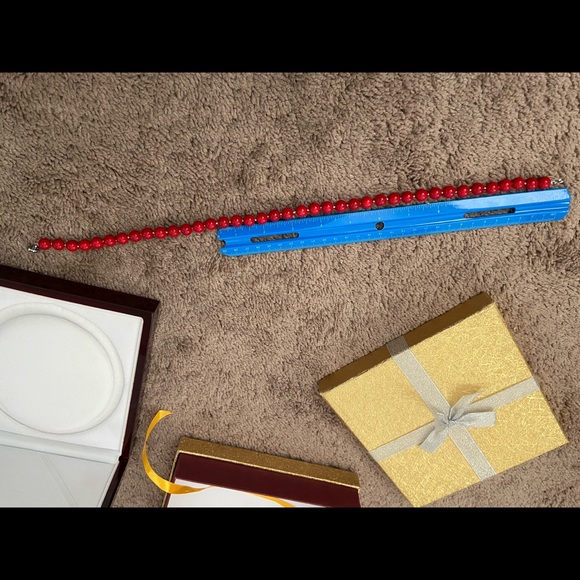 Red pearl necklace with gift box - Picture 5 of 6